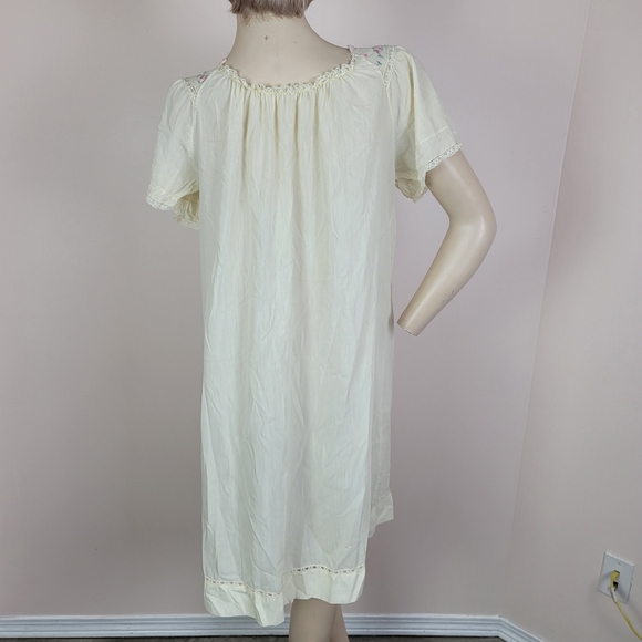 Vintage embroidered nightgown size small/medium - Picture 9 of 11